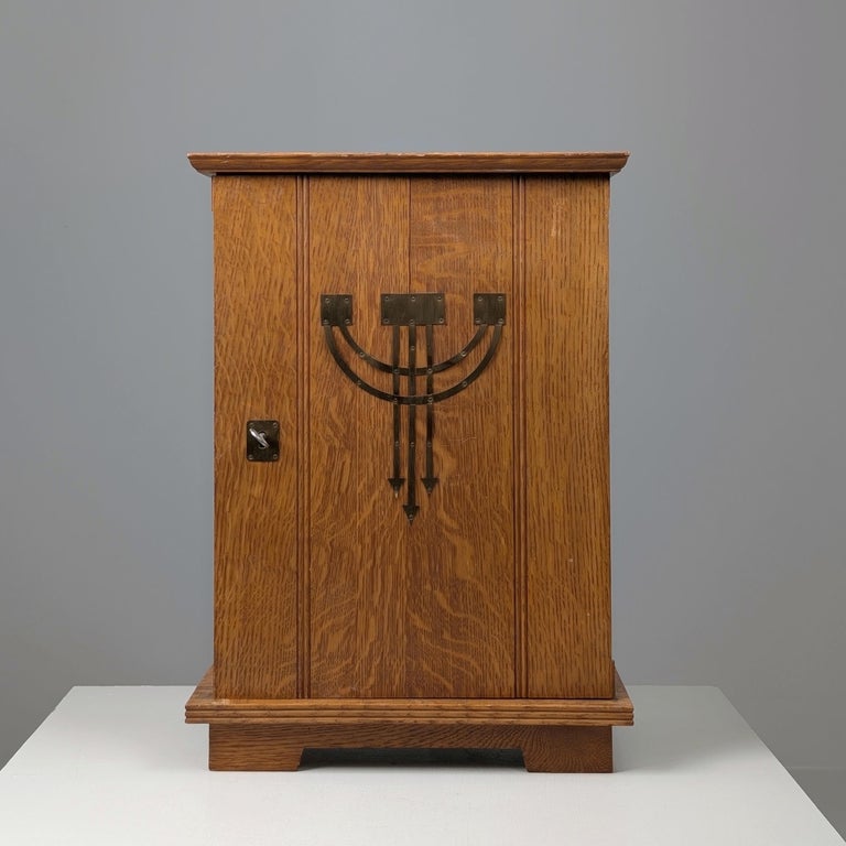 Finnish Art Nouveau Wall Cabinet in Quartersawn Oak & Brass, Early 20th Century